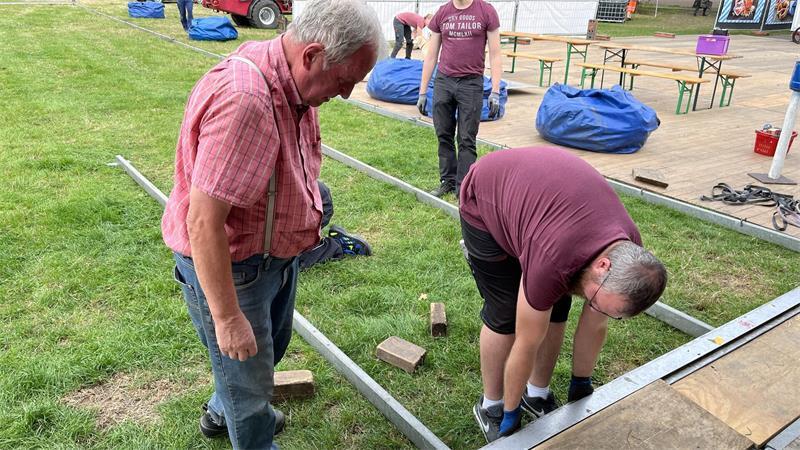 Tonnen an Material: So viel Arbeit steckt im Oktoberfest Revenahe Die fleißigen Helfer beim Aufbau des Vorzeltes.