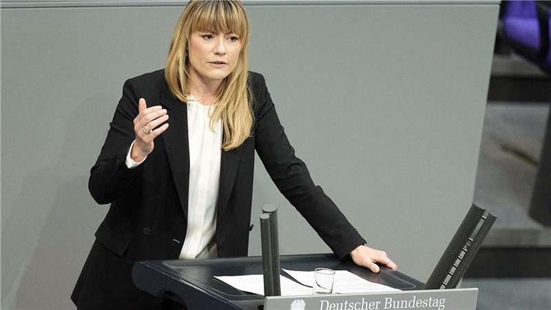 Die fluchtpolitische Sprecherin der Linksfraktion im Bundestag, Clara Bünger, findet, die Bundesregierung sei stark auf Abschiebungen fixiert. (Archivfoto)