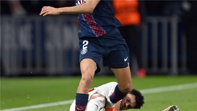 Hakimi an Krücken: Rotsünder Díaz wünscht schnelle Rückkehr Die folgenschwere Szene: Bayerns Luis Díaz (unten) foult Achraf Hakimi bei seiner Grätsche.