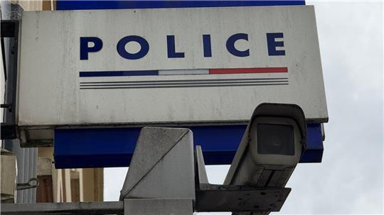 Die französische Justiz ermittelt gegen einen ehemaligen Kulturbeamten wegen sexueller Übergriffe und Eingriffen in die Intimsphäre bei 250 Frauen. (Symbolbild)