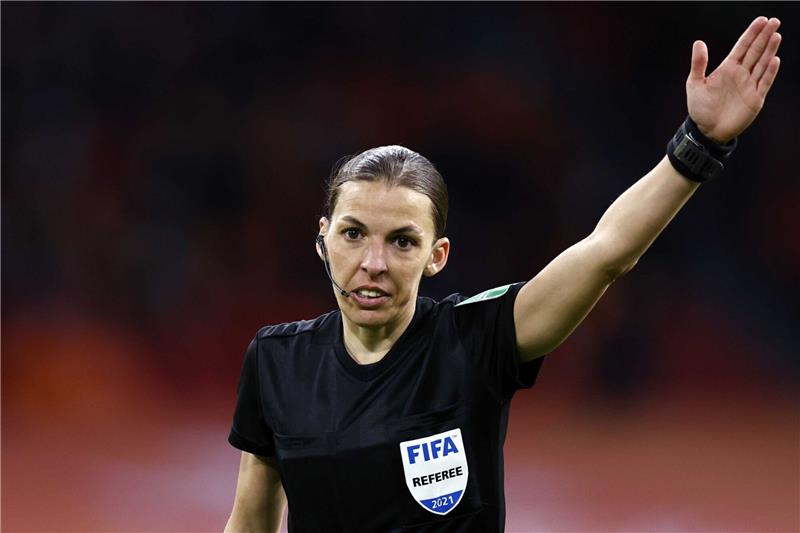 Die französische Schiedsrichterin Stephanie Frappart wird als erste Frau ein WM-Spiel der Männer pfeifen.