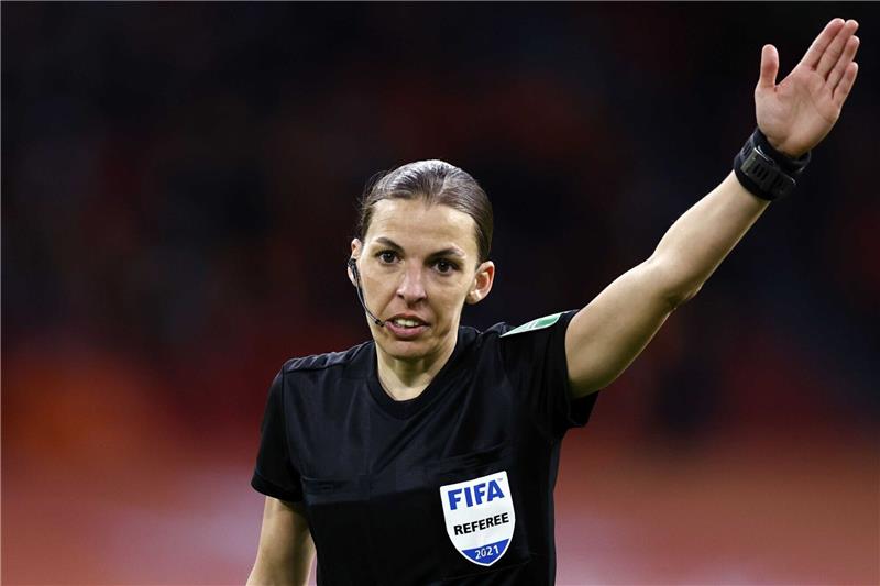 Vor WM-Debüt: Diese Schiedsrichterinnen pfeifen in der Männerdomäne Die französische Schiedsrichterin Stephanie Frappart wird als erste Frau ein WM-Spiel der Männer pfeifen.