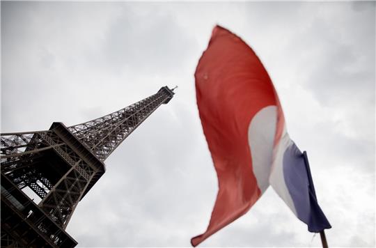 Die französische Trikolore weht vor dem Eifelturm im Wind: In Frankreich wird heute der Senat in Teilen neu gewählt.