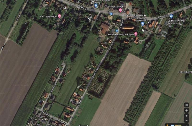Die freie Fläche zwischen Fuchsgang im Süden und der Dorfstraße im Norden sowie Süderende und Alter Sportplatz wird das Baugebiet „Gerdts Weide“. Foto: Google Maps