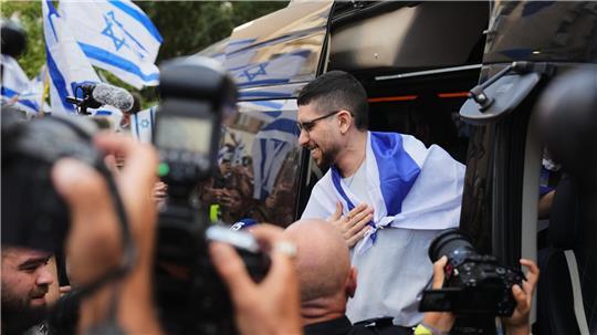 Hamas: Übergabe von Geisel-Leiche verschoben Die freigelassene israelische Geisel Evyatar David (M), die vor kurzem aus der Gefangenschaft der Hamas in Gaza entlassen wurde, wird bei seiner Rückkehr aus dem Krankenhaus willkommen geheißen.