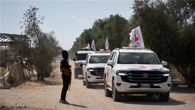 Die freigelassenen Geiseln sind unterwegs zur israelischen Grenze.