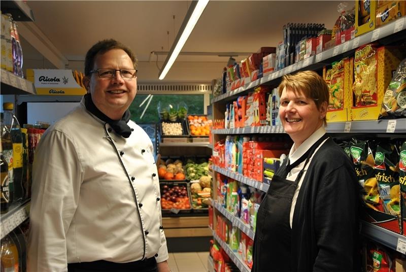 Die frischgebackenen Kaufleute Michael und Carmen Kaiser in ihrem Dorfladen in der Hauptstraße in Bliedersdorf. Foto: Lohmann