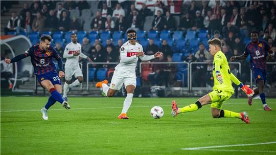Die frühe Führung für Basel: Albian Ajeti (l.) trifft durch die Beine von Alexander Nübel.