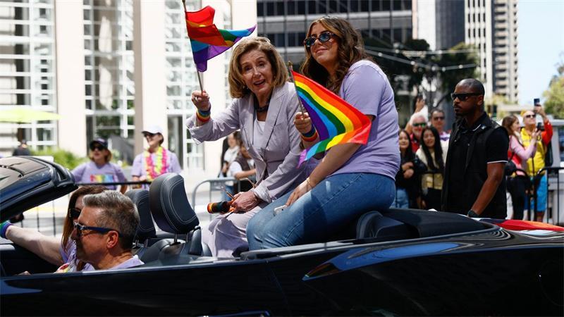 Die frühere Anführerin im US-Repräsentantenhaus Nancy Pelosi ist beim Umzug in San Francisco dabei. 