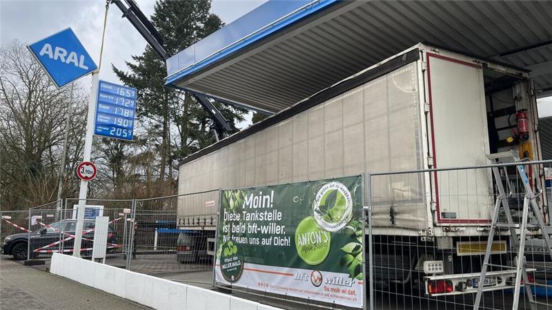 Die frühere Aral-Tankstelle an der Apensener Straße ist geschlossen. Bauarbeiten zur Umrüstung der Station auf den neuen Betreiber bft Willer haben begonnen.