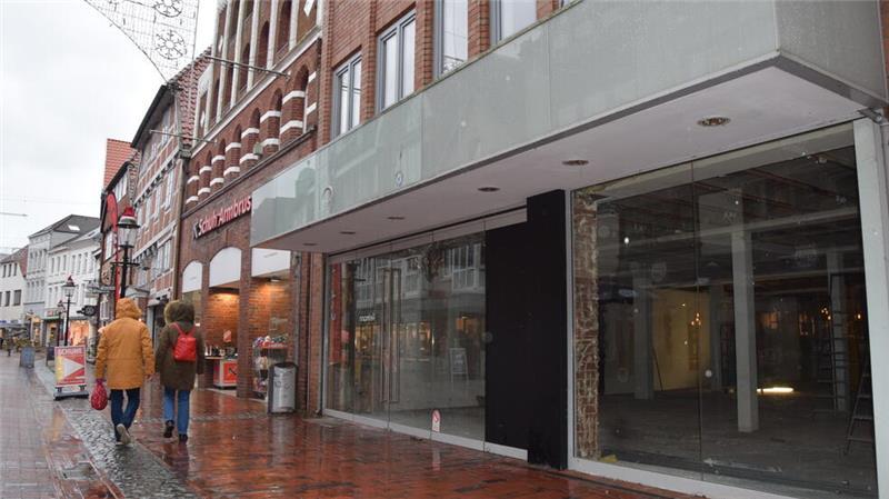 Die frühere Filiale des Dessous-Spezialisten Hunkemöller in der Langen Straße in Buxtehude steht leer. Das soll sich schnell ändern.