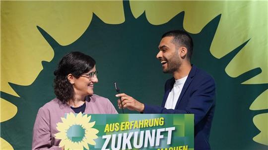 Die frühere Grünen-Chefin Maryam Blumenthal (li), der amtierende Parteichef Leon Alam (re) sowie weitere Spitzen-Grüne zahlen freiwillig Sozialabgaben nach. (Archivbild)