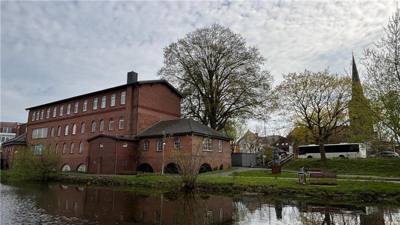 Die frühere Malerschule (links) am Hafen und die St.-Petri-Kirche in der Altstadt prägen das Panorama der Stadt Buxtehude.