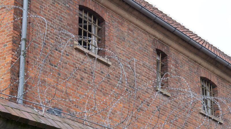 Ex-RAF-Terroristin bleibt unter strengen Bedingungen in Haft Die frühere RAF-Terroristin Daniela Klette sitzt im Frauengefängnis in Vechta in Untersuchungshaft.