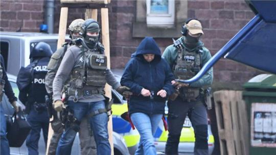 Die frühere RAF-Terroristin Daniela Klette wird in Karlsruhe zu einem Hubschrauber geführt.