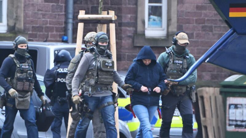 Ex-Terroristin Klette hatte Gelegenheit, jemanden zu warnen Die frühere RAF-Terroristin Daniela Klette wird nach einem Haftprüfungstermin beim Bundesgerichtshof von Polizisten zu einem Hubschrauber geführt.
