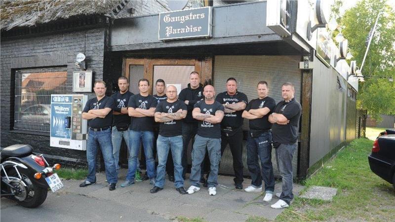 Die früheren „Original Gangster“ vor ihrem damaligen Heim (Archiv).