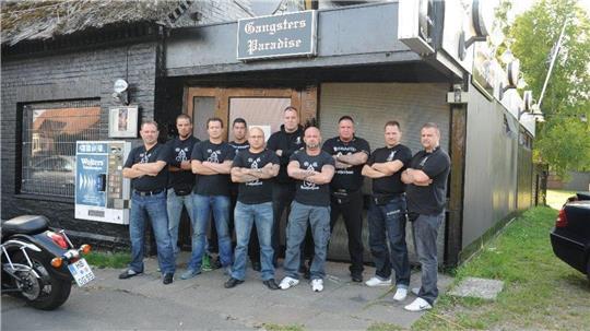 Die früheren „Original Gangster“ vor ihrem damaligen Heim (Archiv).