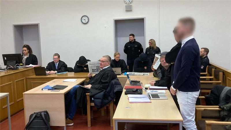 Die fünf Angeklagten sollen mit Drogen in der JVA Fuhlsbüttel gehandelt haben, die ein Kurier für sie in Kondomen verpackt in seinem Körper einschmuggelte.