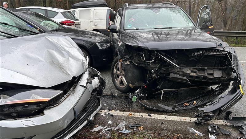 Massenkarambolage auf B73 bei Neukloster: So kam es zu dem Unfall Die fünf Fahrzeuge sind regelrecht ineinander verkeilt.