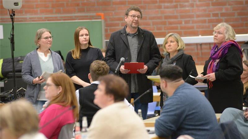 Alarmstufe Rot in Buxtehude: Grundschule am Stieglitzweg droht der Abriss Die fünf Schulleitungen der Grundschulen stellen ihre pädagogischen Konzepte vor: Ulrike Janssen (Altkloster), Bianca Prigge (Stieglitzweg), Peter Gehrmann (Neukloster), Alla Martschenko (Harburger Straße) und Heike Welle (Rotkäppchenweg).
