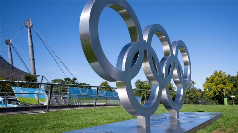 Die fünf ikonischen Ringe sind im Olympia-Park von München aufgebaut.