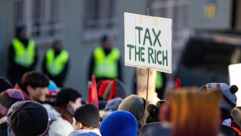 WEF will Forum für Krisenlösung bieten Die fünf reichsten Männer haben den Oxfam-Daten zufolge seit 2020 einen Gewinn von durchschnittlich 14 Millionen US-Dollar pro Stunde gemacht.
