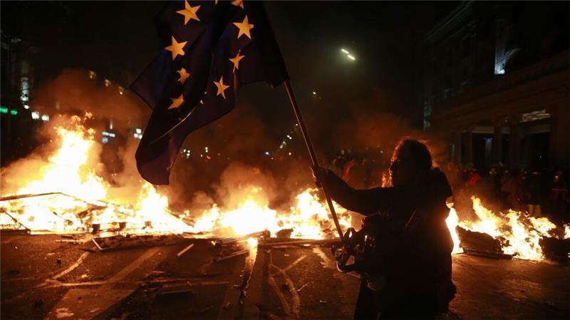 Ausschreitungen in Georgien - Regierung bietet Gespräch an Die fünfte Nacht in Folge demonstrierten Menschen in der Südkaukasusrepublik Georgien gegen die Abkehr vom EU-Kurs des Landes.