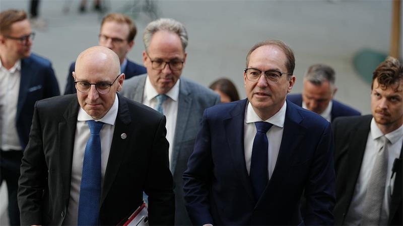Die für das Bundesamt für Verfassungsschutz vorgesehenen begrenzten Befugnisse zur Gefahrenabwehr - eigentlich eine Polizeiaufgabe - sehen unter anderem die Grünen kritisch. (Archivfoto)