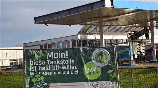 Die für die Marke Aral stehende blaue Fassade verschwindet: Der neue Betreiber bft Willer lässt die Tankstelle an der Konrad-Adenauer-Allee umrüsten.