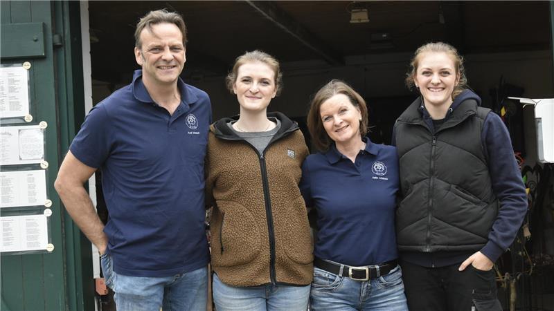 Die ganze Familie Schuback – von links: Vater Axel, Blütenkönigin Linn, Mutter Heike und Schwester Lotta – hat das Königinnenjahr genossen.