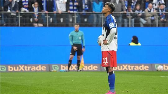 Wolfsburg beendet Niederlagenserie gegen HSV Die ganze Konzentration nutzte nichts: HSV-Stürmer Ransford Königsdörffer verschoss den Foulelfmeter.