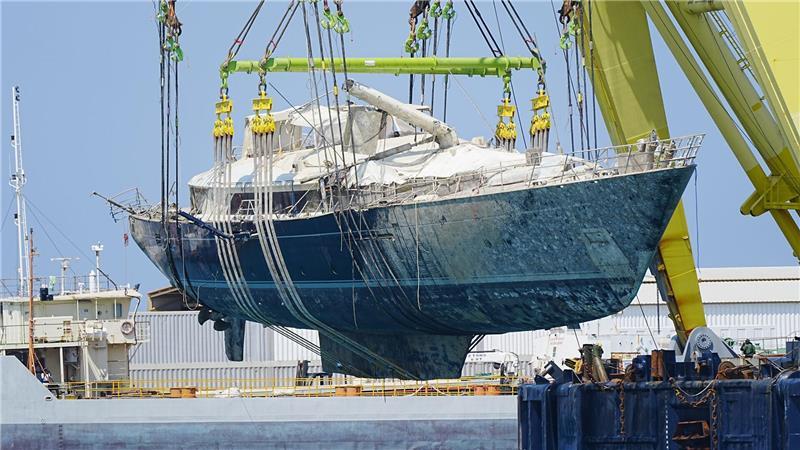 Bilder des Tages Die geborgene Superjacht „Bayesian“ wird in die nahe gelegene Werft in Termini Imerese gebracht. Die als unsinkbar deklarierte Megajacht war im August 2024 während eines Unwetters vor der Küste Siziliens gesunken.