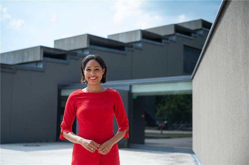 Die gebürtige Hamburgerin Jana Pareigis, Journalistin und Moderatorin der „heute“-Nachrichten im ZDF, vor den Nachrichtenstudios in Mainz. Foto: Sebastian Gollnow/dpa