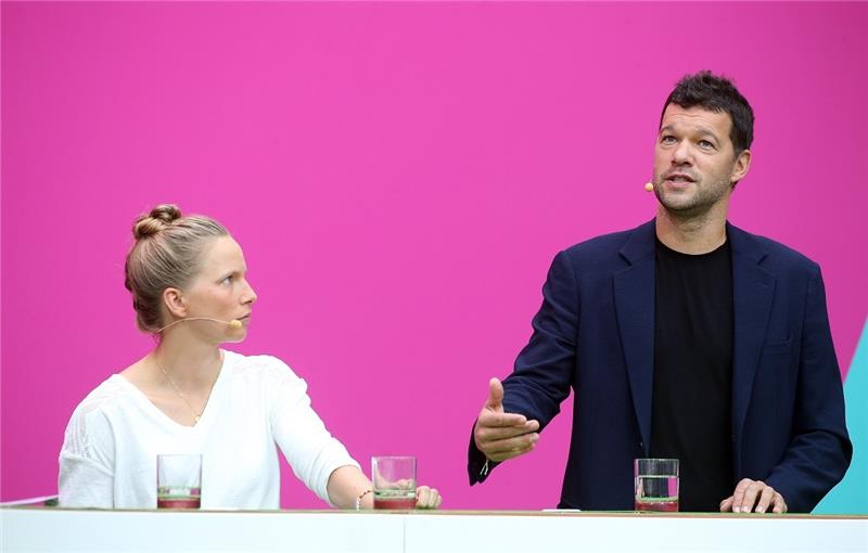 Staderin kommentiert Katar-WM für die Telekom Die gebürtige Staderin Tabea Kemme an der Seite von Ex-DFB-Capitano Michael Ballack. Foto: dpa-Bildfunk