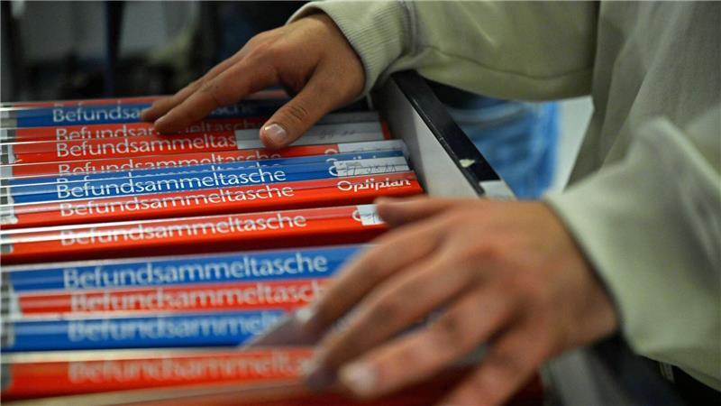 „Patientenversorgung leidet darunter“: Bis zu 70 Prozent Bürokratie im Krankenhaus Die gedruckten Dokumentenstapel werden kleiner.