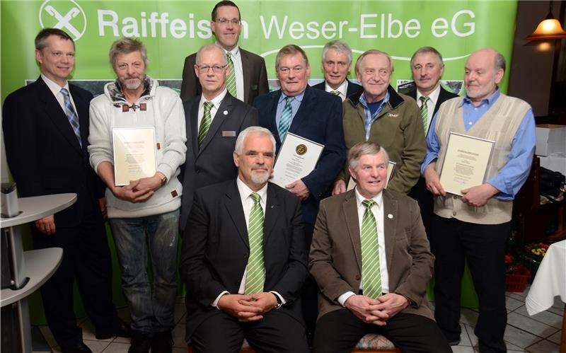 Die geehrten Raiffeisen-Mitarbeiter mit Verbandsprüfer Ulf Büchsenschütz (links), den Geschäftsführern Herbert Beckmann (3.v.l.) und Hauke Bronsema (dahinter) sowie Aufsichtsratschef Klaus Wist (4.v.rechts) und Vorstandschef Helmut Kunde (2