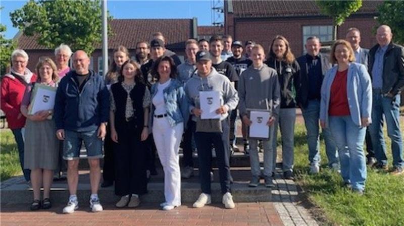 Die geehrten Sportler: 30 Personen konnten im Rathaus Urkunden und Handtücher mit dem Harsefelder Wappen entgegennehmen.