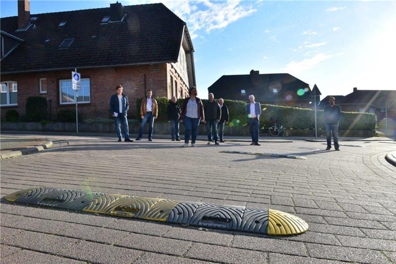Die gelb-schwarzen Kunststoffbahnen sind im Kreuzungsbereich Böberstroot/Griemshorster Straße aufgebracht.