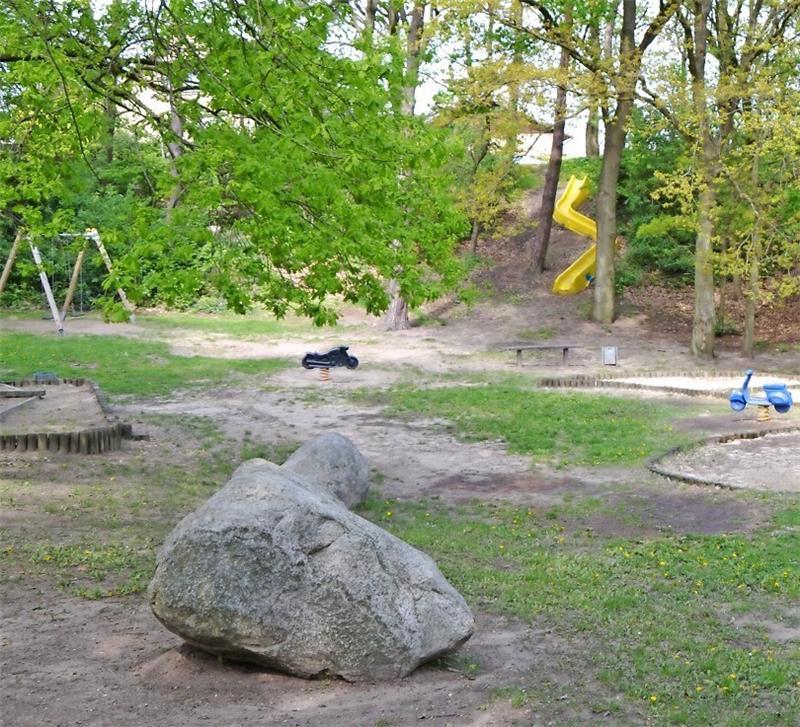 Die gelbe Rutsche (hinten) auf dem Wald-Spielplatz am Osterberg wird erneuert.