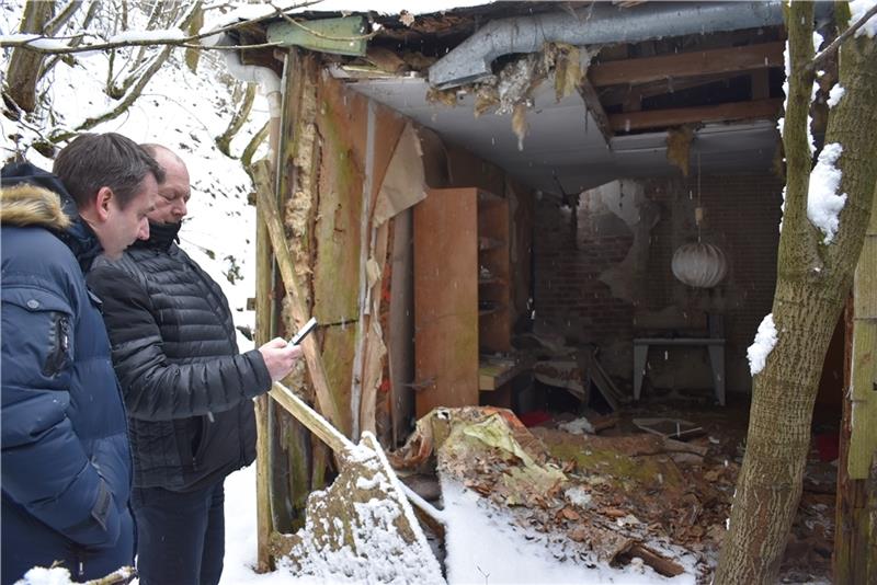 Vandalismus in den Baracken an der Bahnlinie in Dollern Die gemeindeeigenen Baracken an der Bahn in Dollern verfallen. Die Türen werden immer wieder aufgebrochen, Müll verstreut. Die Kommune will die Häuser am Elbkliff-Wanderweg jetzt (erneut) sichern. Foto: Vasel
