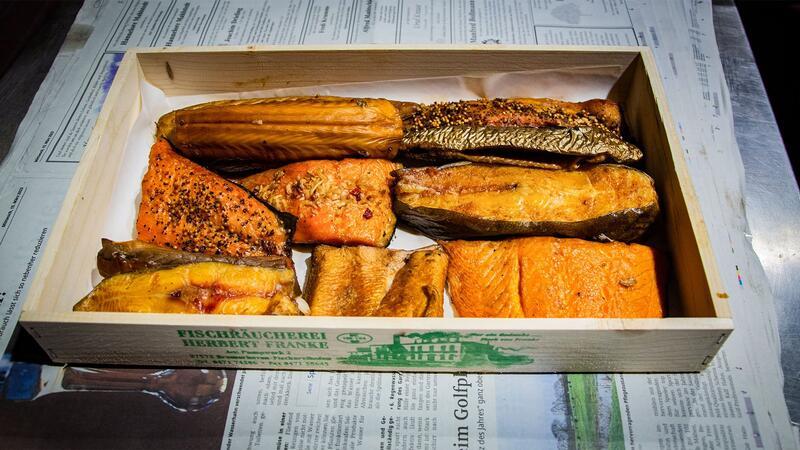 Die gemischten Fischkisten werden täglich frisch gepackt. Immer dabei: ein Stück Butterfisch, Seelachsfilet und Makrele.