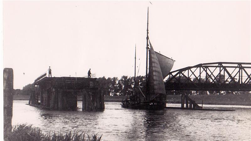 Von der Drehbrücke über die Oste zum Dauer-Provisorium seit 80 Jahren Die geöffnete Drehbrücke über die Oste. Die Konstruktion machte es möglich, dass auch der Segelschiff-Verkehr zu den Häfen in Gräpel und Bremervörde passieren konnte. Die Drehbrücke wurde 1938 ersetzt.