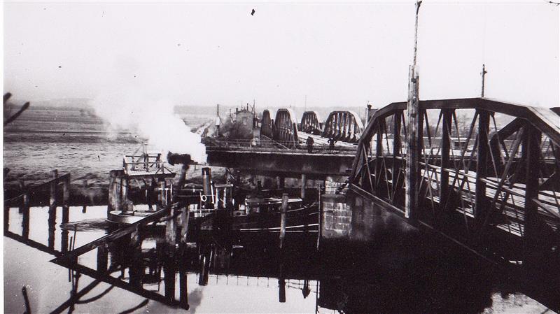 Von der Drehbrücke über die Oste zum Dauer-Provisorium seit 80 Jahren Die geöffnete Drehbrücke im Januar 1938.