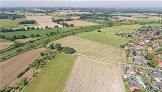 Die geplante B3 neu (links) würde 100 Meter an die Wohnbebauung in Elstorf heranreichen.