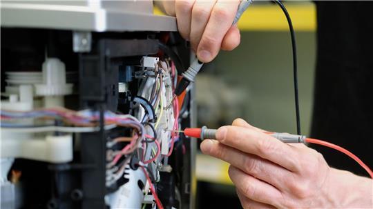 Die geplante Gesetzesänderung soll die Entscheidung für eine Reparatur und gegen den Neukauf erleichtern. (Symbolbild)