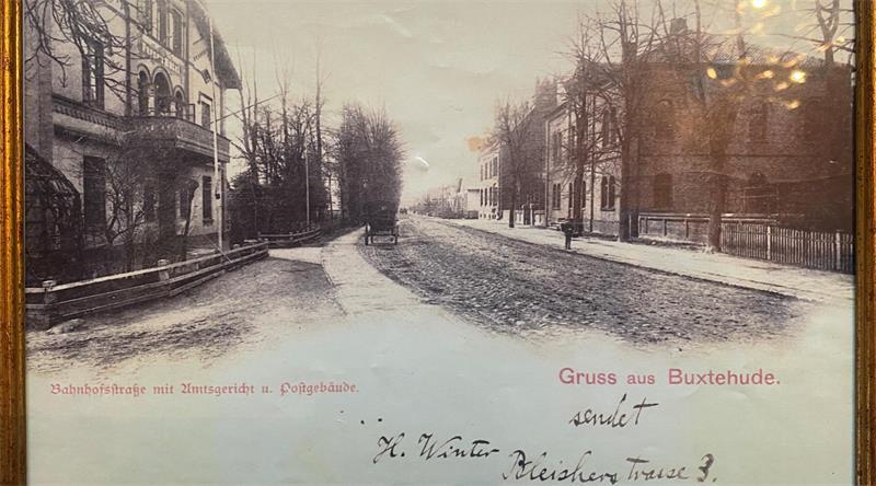 Verschwundene Orte: Dieser Buxtehuder ist im Hotel aufgewachsen Die gerahmte Kopie einer Postkartenansicht zeigt das einstige Hotelgebäude (links) gegenüber von Amtsgericht und Stadtpark.