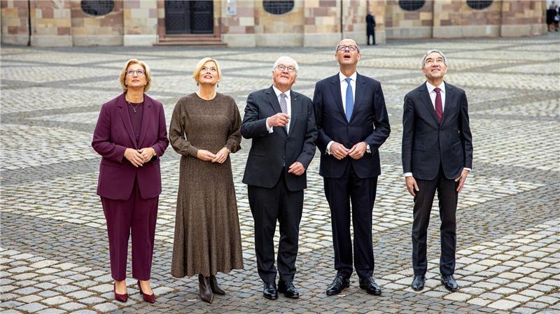 Merz mahnt zu „Kraftanstrengung“ und „Aufbruch“ Die gesamte Spitze des Staats ist nach Saarbrücken gereist.