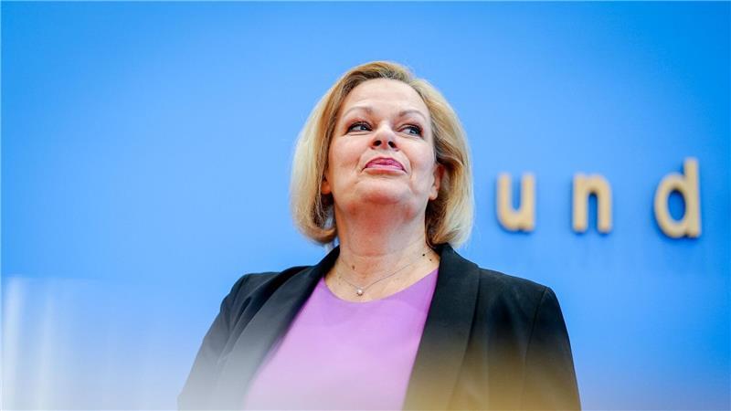 Die geschäftsführende Bundesinnenministerin, Nancy Faeser (SPD), wird bei einer Pressekonferenz zur Migrations- und Flüchtlingspolitik auf den Vorschlag von Sommer angesprochen.