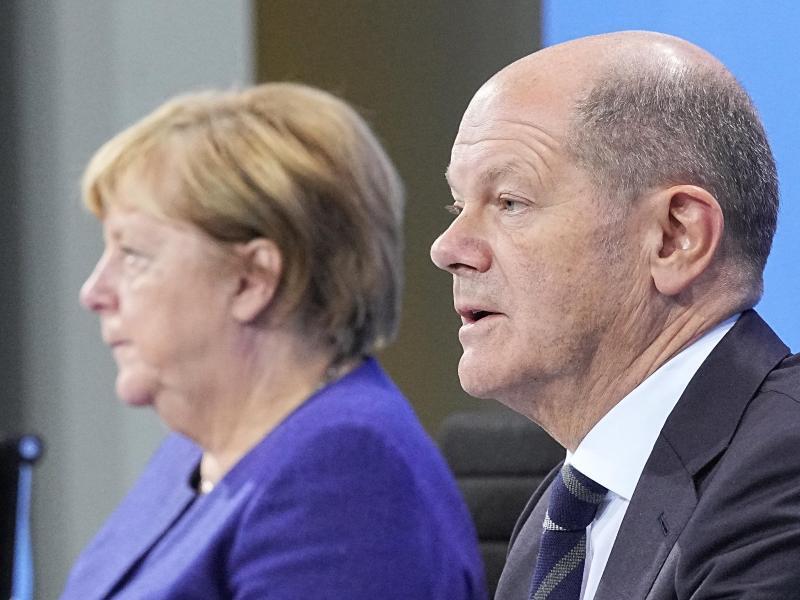 Die geschäftsführende Bundeskanzlerin Angela Merkel (CDU) und ihr designierter Nachfolger Olaf Scholz (SPD)bei einer Pressekonferenz im Bundeskanzleramt. Foto: Michael Kappeler/dpa POOL/dpa